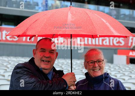 Manchester, Großbritannien. 22. Juli 2023. Cricket-Fans, die sich vor dem Regen schützen vor dem LV= Insurance Ashes Test Series Vierter Test Day Four Match England gegen Australien in Old Trafford, Manchester, Großbritannien, 22. Juli 2023 (Foto von Conor Molloy/News Images) in Manchester, Großbritannien, am 7./22. Juli 2023. (Foto: Conor Molloy/News Images/Sipa USA) Guthaben: SIPA USA/Alamy Live News Stockfoto