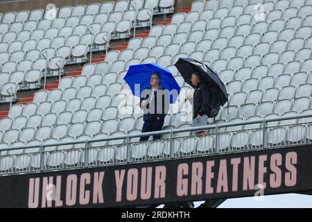 Cricket-Fans, die sich vor dem Regen schützen vor dem LV= Insurance Ashes Test Series Fourth Test Day Four Match England gegen Australien in Old Trafford, Manchester, Großbritannien, 22. Juli 2023 (Foto von Conor Molloy/News Images) Stockfoto