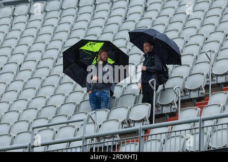 Cricket-Fans, die sich vor dem Regen schützen vor dem LV= Insurance Ashes Test Series Fourth Test Day Four Match England gegen Australien in Old Trafford, Manchester, Großbritannien, 22. Juli 2023 (Foto von Conor Molloy/News Images) Stockfoto