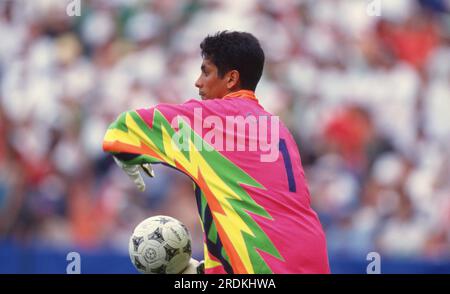 Washington, Vereinigte Staaten. 22. Juli 2023. firo, 06/28/1994 Bild archivieren, Foto archivieren, archivieren, Fotos archivieren Fußball, Fußball, WELTMEISTERSCHAFT 1994 USA, 94 Gruppenphase, Gruppe E Italien - Mexiko 1:1 Jorge Campos, Halbziffer: dpa/Alamy Live News Stockfoto