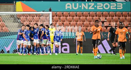 Hamilton, Neuseeland. 22. Juli 2023. Spieler Japans (L) feiern ein Tor während des Spiels der Gruppe C zwischen Sambia und Japan bei der FIFA Women's World Cup in Hamilton, Neuseeland, 22. Juli 2023. Kredit: Zhu Wei/Xinhua/Alamy Live News Stockfoto