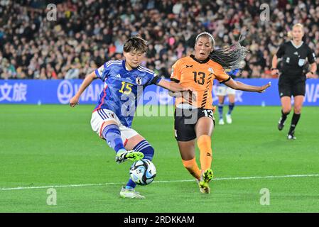 Hamilton, Neuseeland. 22. Juli 2023. Fujino Aoba (L) aus Japan spielt mit Martha Tembo aus Sambia während des Gruppenspiels C bei der FIFA Women's World Cup in Hamilton, Neuseeland, am 22. Juli 2023. Kredit: Zhu Wei/Xinhua/Alamy Live News Stockfoto