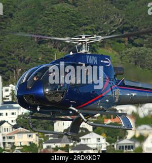 WELLINGTON, NEUSEELAND, 19. MAI 2023: Ein Touristenhubschrauber kehrt zu seinem Platz am Ufer in Wellington zurück Stockfoto