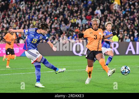 Hamilton, Neuseeland. 22. Juli 2023. Fujino Aoba (Front L) aus Japan schießt während des Spiels Gruppe C zwischen Sambia und Japan auf der FIFA Women's World Cup in Hamilton, Neuseeland, am 22. Juli 2023. Kredit: Zhu Wei/Xinhua/Alamy Live News Stockfoto