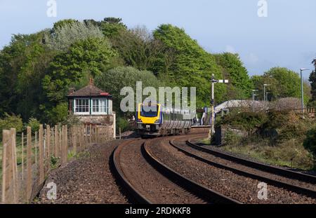 Eisenbahn Klasse 195 in Arnside, vorbei an der mechanischen Signalbox der Furness Railway und einem Semaphore-Heimsignal Stockfoto