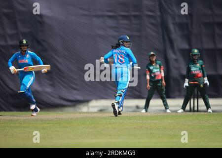 Smriti Mandhana und Harleen Deol treten beim dritten und letzten One Day International (ODI)-Match in Bangladesch zwischen Wicket und Frauen aus Indien in drei Jahren gegeneinander an Stockfoto