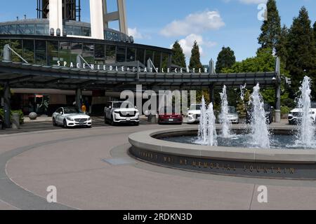 Der Howard S Wright Memorial Fountain vor dem Eingang zur Space Needle, Seattle, Washington, USA Stockfoto