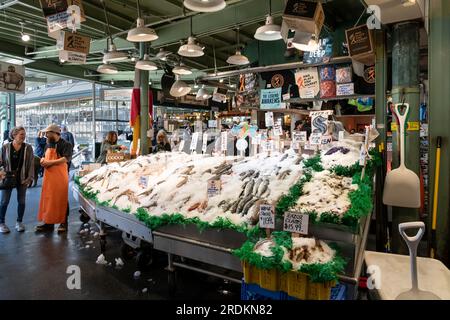 Pike's Place Fish Company Stall in Pike's Place Market, Seattle, USA Stockfoto