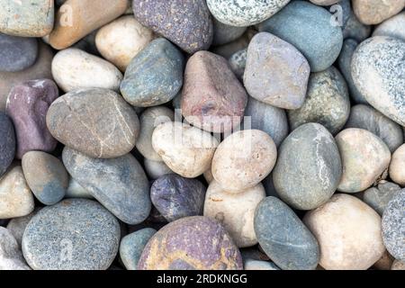 Wunderschöne Flusssteine im Hintergrund Draufsicht Stockfoto