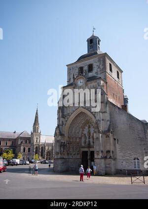 Montreuil-sur-Mer, Elglise Catholique Abbatiale Saint-Saulve à Montreuil, mit Chapelle Catholique Saint-Nicolas à lHôtel-Dieu im Hintergrund Stockfoto