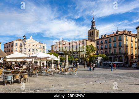 Segovia, Spanien, 03.10.21. Plaza Mayor, Stadtplatz in Segovia, Spanien mit Juan Bravo Theater, Cafés, Restaurants und Iglesia de San Mart Stockfoto