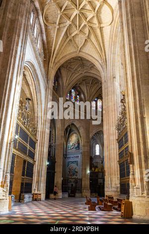 Segovia, Spanien, 03.10.21. Segovia Kathedrale mit Blick auf das Schiff, dekorative gotische Gewölbe, Buntglasfenster und Haupttor, Segovia, Spanien Stockfoto