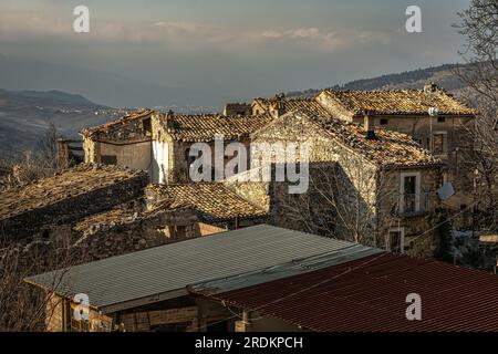 Einsames Bergdorf im Nationalpark Maiella Stockfoto