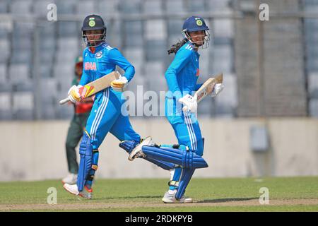 Smriti Mandhana und Harleen Deol treten beim dritten und letzten One Day International (ODI)-Match in Bangladesch zwischen Wicket und Frauen aus Indien in drei Jahren gegeneinander an Stockfoto