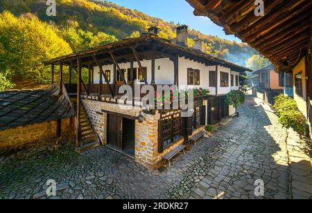 Altes traditionelles bulgarisches Haus im architektonischen Ethnographiekomplex Etar (Etara) in der Nähe der Stadt Gabrovo, Bulgarien. Stockfoto