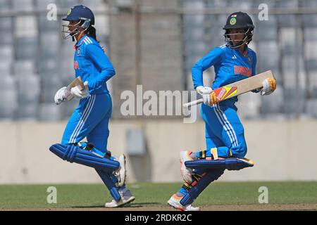 Smriti Mandhana und Harleen Deol treten beim dritten und letzten One Day International (ODI)-Match in Bangladesch zwischen Wicket und Frauen aus Indien in drei Jahren gegeneinander an Stockfoto