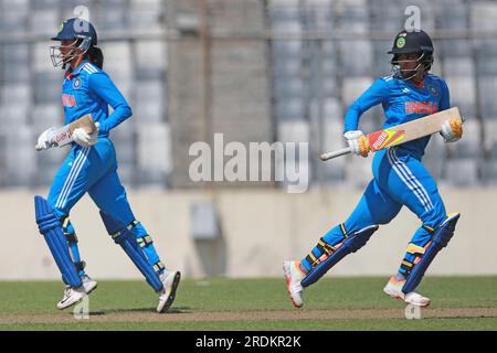 Smriti Mandhana und Harleen Deol treten beim dritten und letzten One Day International (ODI)-Match in Bangladesch zwischen Wicket und Frauen aus Indien in drei Jahren gegeneinander an Stockfoto