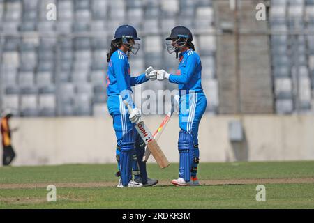 Smriti Mandhana und Harleen Deol treten beim dritten und letzten One Day International (ODI)-Match in Bangladesch zwischen Wicket und Frauen aus Indien in drei Jahren gegeneinander an Stockfoto