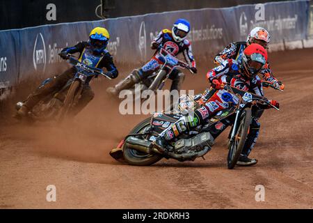 Jack Smith (Rot) führt Ashton Boughen (Gelb), Mickey Simpson (Weiß) und Paul Bowen (Blau) beim Spiel der National Development League zwischen Belle Vue Colts und Edinburgh Monarchs Academy am Freitag, den 21. Juli 2023 im National Speedway Stadium in Manchester. (Foto: Ian Charles | MI News) Guthaben: MI News & Sport /Alamy Live News Stockfoto