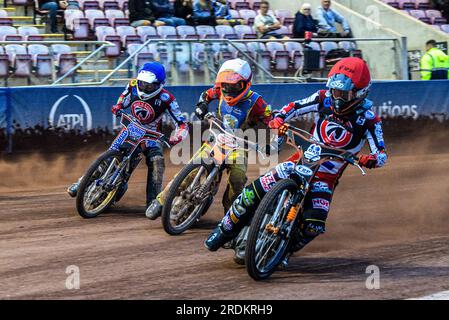 Jack Smith (Rot) in Connor Coles (Weiß) und Paul Bowen (Blau) während des Spiels der National Development League zwischen Belle Vue Colts und der Edinburgh Monarchs Academy im National Speedway Stadium, Manchester, am Freitag, den 21. Juli 2023. (Foto: Ian Charles | MI News) Guthaben: MI News & Sport /Alamy Live News Stockfoto