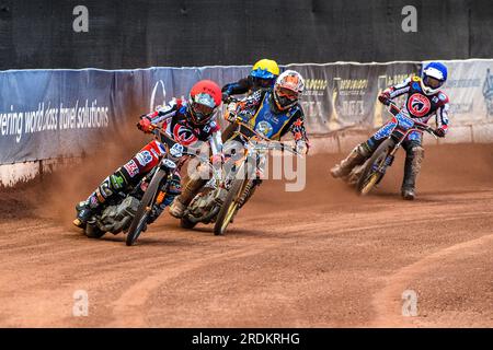 Jack Smith (Rot) führt Mickie Simpson (Weiß) Ashton Boughen (Gelb) und Paul Bowen (Blau) beim Spiel der National Development League zwischen Belle Vue Colts und Edinburgh Monarchs Academy am Freitag, den 21. Juli 2023 im National Speedway Stadium in Manchester an. (Foto: Ian Charles | MI News) Guthaben: MI News & Sport /Alamy Live News Stockfoto