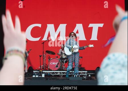 CMAT und ihre Band traten am 21. Juli 2023 während des Blue Dot Festivals 2023 in der Jodrell Bank, Cheshire-UK, auf der Lovell Stage auf. Stockfoto