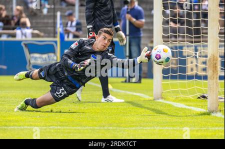 Berlin, Deutschland. 22. Juli 2023. Fußball: 2. Bundesliga, Hertha BSC, Saisoneröffnungszeremonie, Olympiagelände. Hertha Torwart Robert Kwasigroch springt für den Ball. Kredit: Andreas Gora/dpa/Alamy Live News Stockfoto