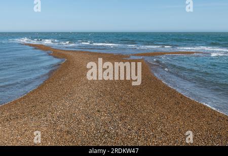 Ummanteln Sie Strand und Meer mit Wellen, die an die Küste brechen. Stockfoto