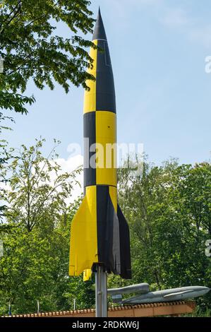 Die V-2-Rakete im Blockhaus d'éperlecques in Frankreich. Diese Rakete wurde während des Zweiten Weltkriegs in Nazideutschland als Rachewaffe entwickelt. Stockfoto