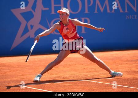 21. Juli 2023, Nizza, Provence-Alpes-CÃ d'Azur, FRANKREICH: ELISE MERTENS aus Belgien in Aktion während des Hopman Cup 2023, ITF World Mixed Team Championships am 21. Juli 2023 im Nice Lawn Tennis Club in Nizza, Frankreich (Kreditbild: © Emilie Lohmann/ZUMA Press Wire) REDAKTIONELLE VERWENDUNG! Nicht für den kommerziellen GEBRAUCH! Stockfoto