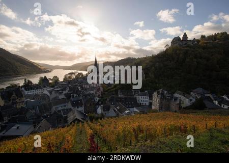 Bacharach-Antenne mit Panoramablick. Bacharach ist eine Kleinstadt im Rheintal im Herbst in den Weinbergen von Rheinland-Pfalz Stockfoto