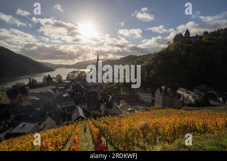 Bacharach-Antenne mit Panoramablick. Bacharach ist eine Kleinstadt im Rheintal im Herbst in den Weinbergen von Rheinland-Pfalz Stockfoto