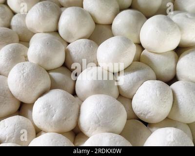 Traditionelles süßes oder Dessert, beliebt im östlichen Teil Südasiens, Rasgulla genannt. Auch Misti genannt. Es wird aus Zucker und Milch hergestellt. Rosogolla oder Stockfoto