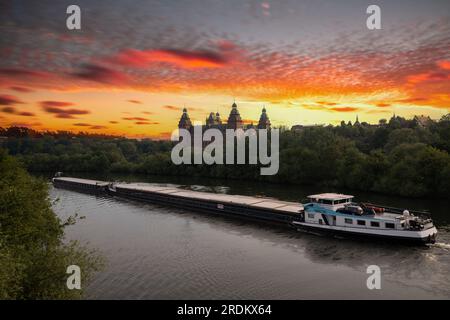 Majestätischer Sonnenaufgang: Schloss Johannisburg in Aschaffenburg, Main River. Ein atemberaubendes Spektakel, wenn die Morgensonne durch den ätherischen Nebel dringt Stockfoto