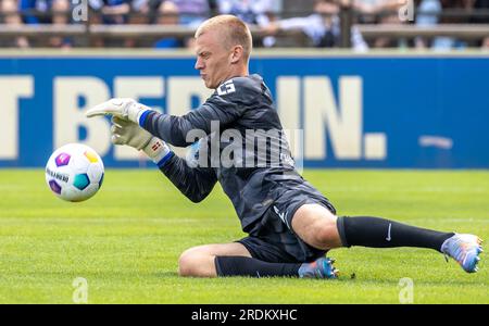 Berlin, Deutschland. 22. Juli 2023. Fußball: 2. Bundesliga, Hertha BSC, Saisoneröffnungszeremonie, Olympiagelände. Torwart Oliver Christensen fängt einen Ball ab. Kredit: Andreas Gora/dpa/Alamy Live News Stockfoto