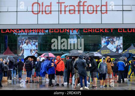 Cricket-Fans warten darauf, dass der Regen vor dem Vierten Test Day 4 der LV = Insurance Ashes Test Series England gegen Australien im Old Trafford, Manchester, Großbritannien, 22. Juli 2023 (Foto von Conor Molloy/News Images) Stockfoto