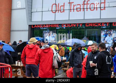 Cricket-Fans warten darauf, dass der Regen vor dem Vierten Test Day 4 der LV = Insurance Ashes Test Series England gegen Australien im Old Trafford, Manchester, Großbritannien, 22. Juli 2023 (Foto von Conor Molloy/News Images) Stockfoto