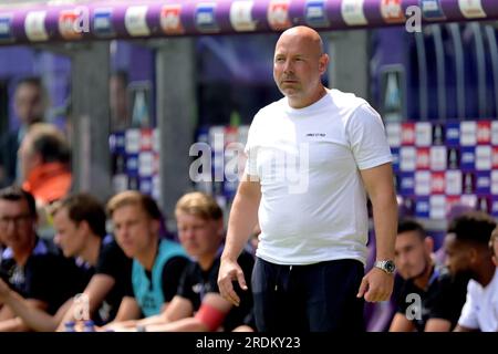 BRÜSSEL - RSC Anderlecht Coach Brian Riemer während des Freundschaftsspiels zwischen RSC Anderlecht und Ajax Amsterdam im Lotto Park am 22. Juli 2023 in Brüssel, Belgien. ANP GERRIT VAN KOLOLEN Stockfoto
