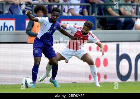 BRÜSSEL - (lr) Francis Amuzu von RSC Anderlecht, Devyne Rensch von Ajax während des Freundschaftsspiels zwischen RSC Anderlecht und Ajax Amsterdam im Lotto Park am 22. Juli 2023 in Brüssel, Belgien. ANP GERRIT VAN KOLOLEN Stockfoto