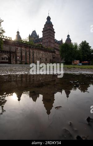 Majestätischer Sonnenaufgang: Schloss Johannisburg in Aschaffenburg, Main River. Ein atemberaubendes Spektakel, wenn die Morgensonne durch den ätherischen Nebel dringt Stockfoto