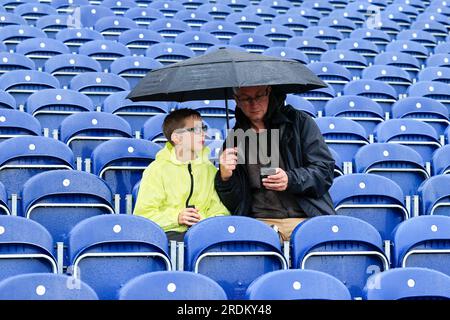 Manchester, Großbritannien. 22. Juli 2023. Englische Cricket-Fans warten darauf, dass der Regen vor dem LV= Insurance Ashes Test Series Fourth Test Day Four Match England gegen Australien in Old Trafford, Manchester, Großbritannien, 22. Juli 2023 (Foto von Conor Molloy/News Images) in Manchester, Großbritannien, am 7./22. Juli 2023 aufhört. (Foto: Conor Molloy/News Images/Sipa USA) Guthaben: SIPA USA/Alamy Live News Stockfoto