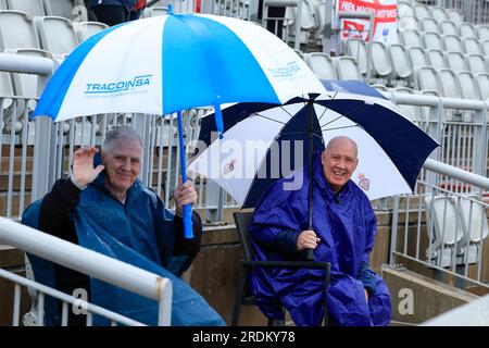 Cricket-Fans warten darauf, dass der Regen vor dem Vierten Test Day 4 der LV = Insurance Ashes Test Series England gegen Australien im Old Trafford, Manchester, Großbritannien, 22. Juli 2023 (Foto von Conor Molloy/News Images) Stockfoto