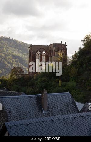 Ruhige Schönheit: Majestätische deutsche Kirchenruinen inmitten der Umarmung der Natur. Ein fesselnder Einblick in die Überreste der Geschichte, harmonisch in das Bild integriert Stockfoto