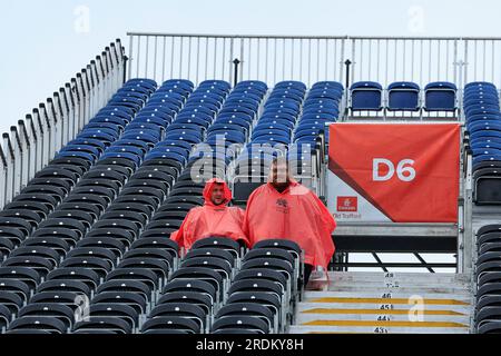 Cricket-Fans warten darauf, dass der Regen vor dem Vierten Test Day 4 der LV = Insurance Ashes Test Series England gegen Australien im Old Trafford, Manchester, Großbritannien, 22. Juli 2023 (Foto von Conor Molloy/News Images) Stockfoto