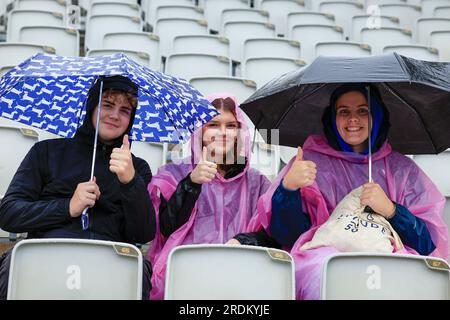 Manchester, Großbritannien. 22. Juli 2023. Cricket-Fans, die darauf warten, dass der Regen aufhört, bevor das LV= Insurance Ashes Test Series Fourth Test Day Four Match England gegen Australien in Old Trafford, Manchester, Großbritannien, 22. Juli 2023 (Foto von Conor Molloy/News Images) am 7./22. Juli 2023 in Manchester, Großbritannien, stattfindet. (Foto: Conor Molloy/News Images/Sipa USA) Guthaben: SIPA USA/Alamy Live News Stockfoto