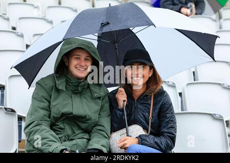 Manchester, Großbritannien. 22. Juli 2023. Cricket-Fans, die darauf warten, dass der Regen aufhört, bevor das LV= Insurance Ashes Test Series Fourth Test Day Four Match England gegen Australien in Old Trafford, Manchester, Großbritannien, 22. Juli 2023 (Foto von Conor Molloy/News Images) am 7./22. Juli 2023 in Manchester, Großbritannien, stattfindet. (Foto: Conor Molloy/News Images/Sipa USA) Guthaben: SIPA USA/Alamy Live News Stockfoto