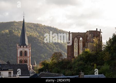 Bacharach-Antenne mit Panoramablick. Bacharach ist eine Kleinstadt im Rheintal im Herbst in den Weinbergen von Rheinland-Pfalz Stockfoto