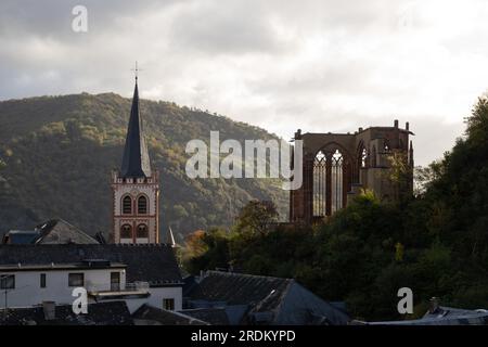 Bacharach-Antenne mit Panoramablick. Bacharach ist eine Kleinstadt im Rheintal im Herbst in den Weinbergen von Rheinland-Pfalz Stockfoto