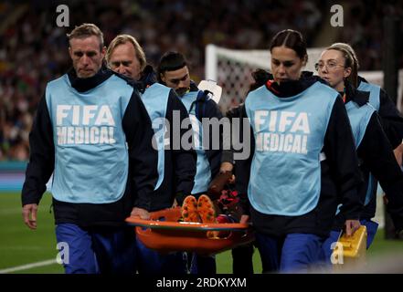 Haitis Jennyfer Limage verlässt das Spielfeld auf einer Bahre, nachdem sie während der FIFA Women's World Cup 2023, Group D Match in lang Park, Brisbane, eine Verletzung erlitten hat. Bilddatum: Samstag, 22. Juli 2023. Stockfoto