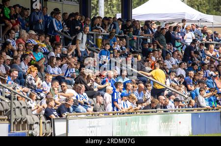 Berlin, Deutschland. 22. Juli 2023. Fußball: 2. Bundesliga, Hertha BSC, Saisoneröffnungszeremonie, Olympiagelände. Fans sehen sich die erste Trainingseinheit der Saison an. Kredit: Andreas Gora/dpa/Alamy Live News Stockfoto